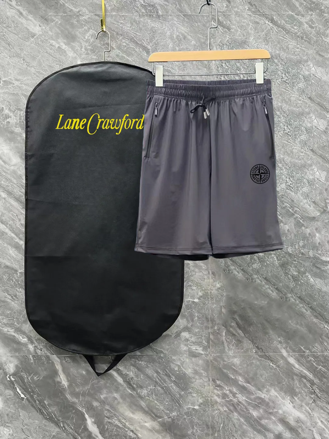 P170 Stone Island Shorts are a new generation of ice silk elastic thin shorts for summer! Products from a trading company! The best thin elastic fabric, smooth to the touch, quick-drying, perspiration-wicking, light and breathable, and also anti-wrinkle, highly elastic and non-deformable. Very comfortable in the hot summer! Simple and elegant! Ordered from a major factory, both fabrics and workmanship details are absolutely top-notch, with three-dimensional tailoring and a slimmer upper body. In the hot and long summer, it is strongly recommended to carry two pairs, a must-have! Color: Black Dark Gray Size: S-XL